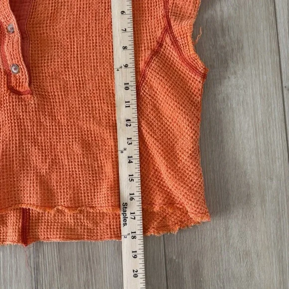 URBAN OUTFITTER'S BDG Waffle Textured Henley Crop Top Buttons Orange Size Small - Picture 2 of 5